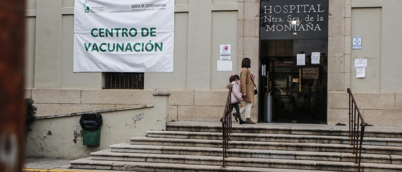 Entrada al hospital Virgen de la Montaña, aún con la pancarta que indica que es centro de vacunación.