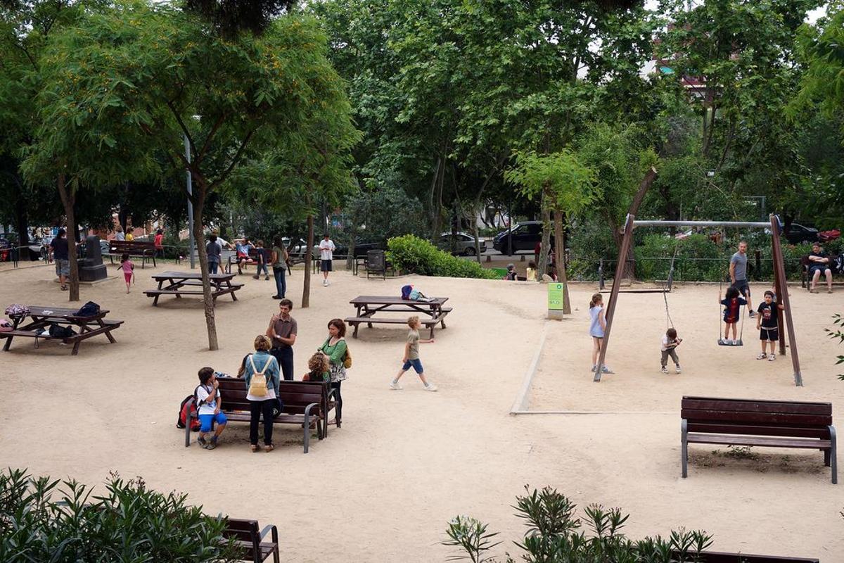 Juegos infantiles en el parque del Guinardó de Barcelona