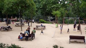 Juegos infantiles en el parque del Guinardó de Barcelona