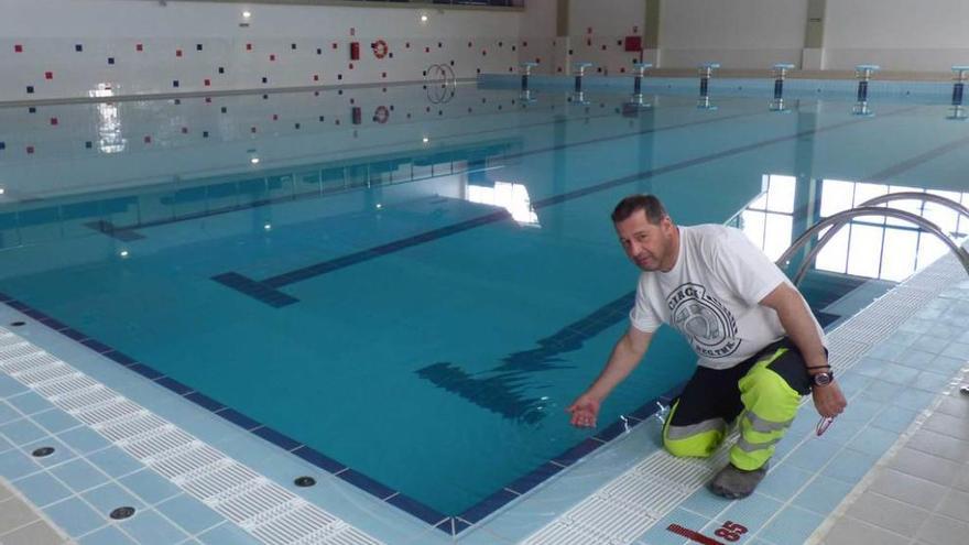 José Luis Gayo, encargado de mantenimiento, comprueba la temperatura del agua de la piscina de Tineo.