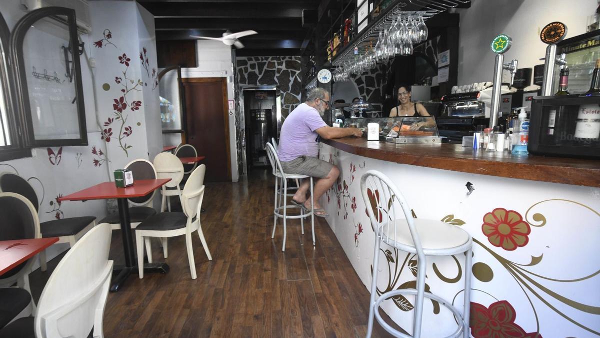 Un cliente almuerza en un bar
con las ventanas abiertas y  
el ventilador encendido.  israel sánchez