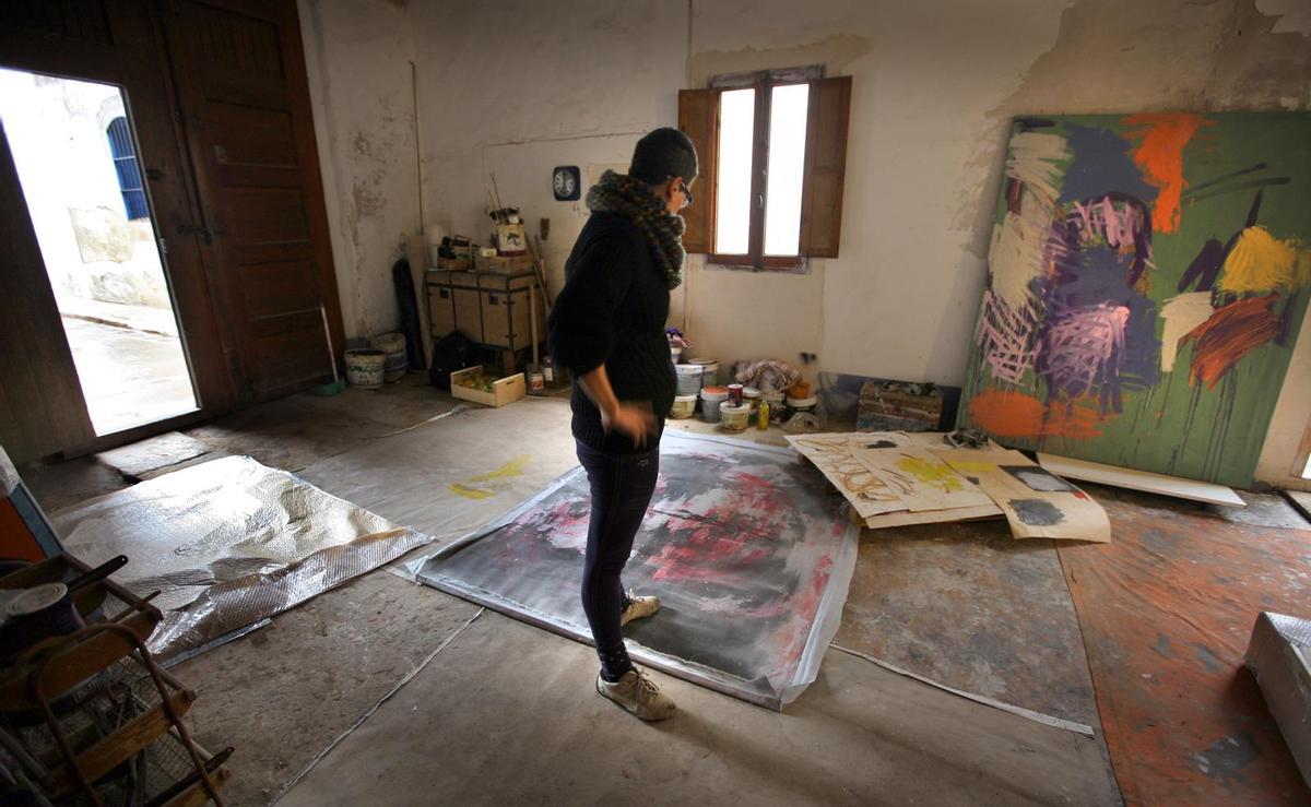 Rebeca Plana en su estudio afectado por la dana.