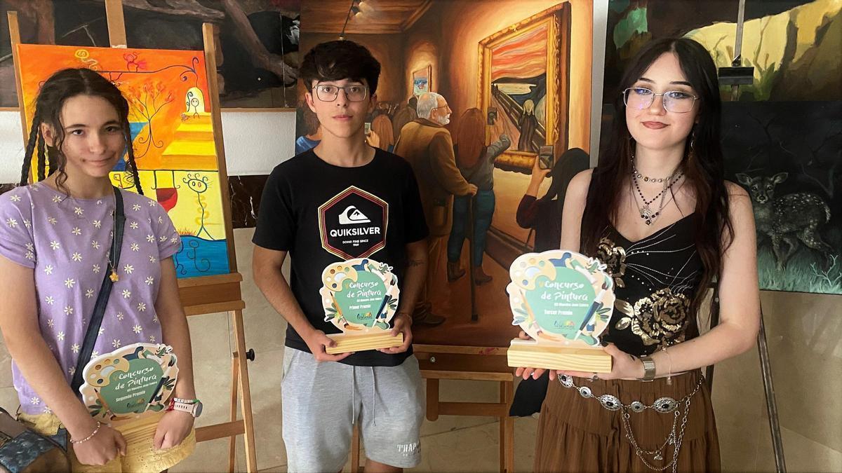 Hugo, Lucía y Érika junto a sus obras