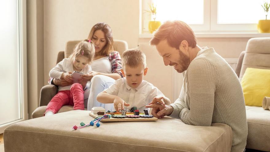 La ayuda familiar del SEPE para madres desempleadas mayores de 45 años y con hijos: requisitos y cuánto se cobra