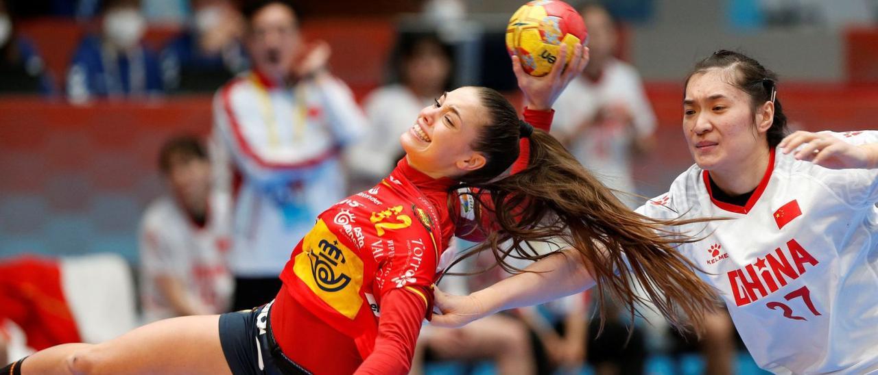 La petrerina Paula Arcos, nombrada mejor jugadora del partido, trata de marcar un gol ante el combinado chino.