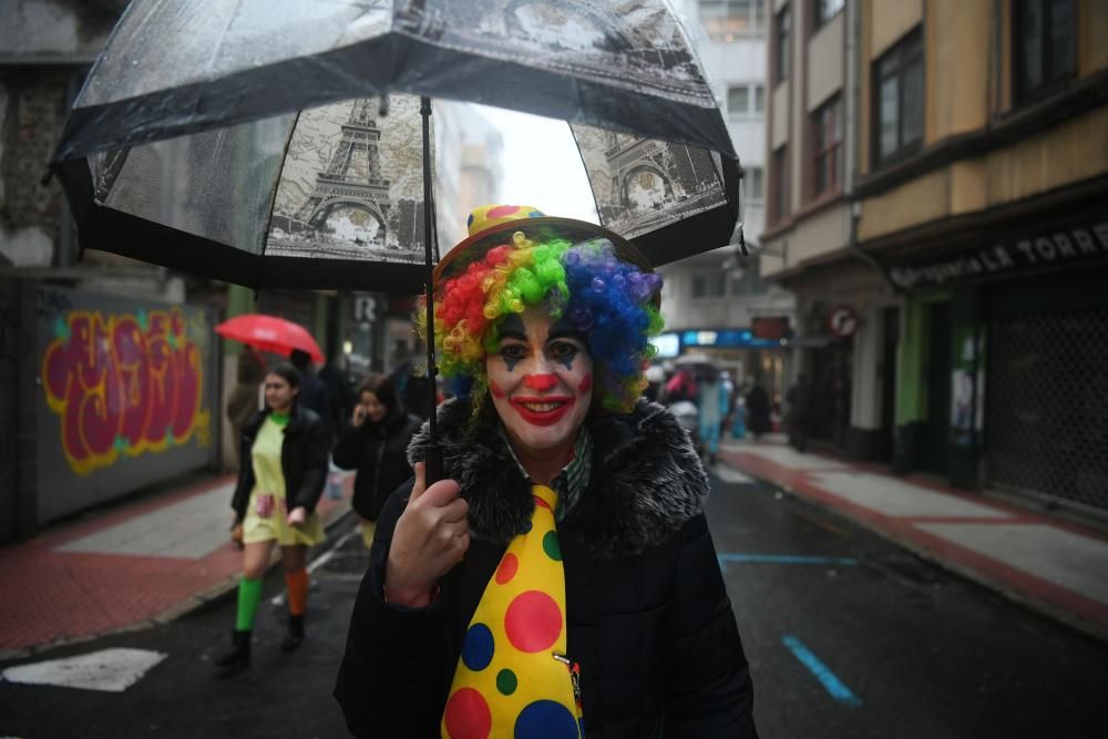 La calle de la Torre se llena esta martes de divertidos disfraces con la fiesta más destacada del carnaval coruñés que marca la recta final a seis días de humor irreverente.