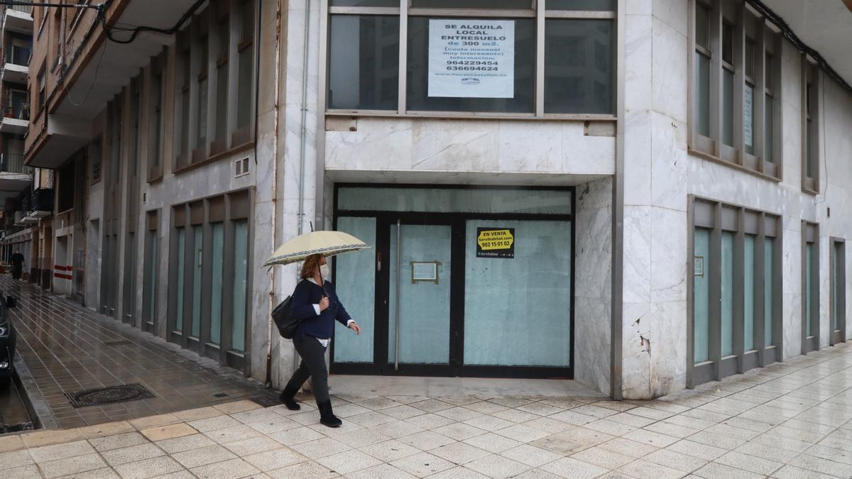 Una de las oficinas cerradas en el Grau de Castelló