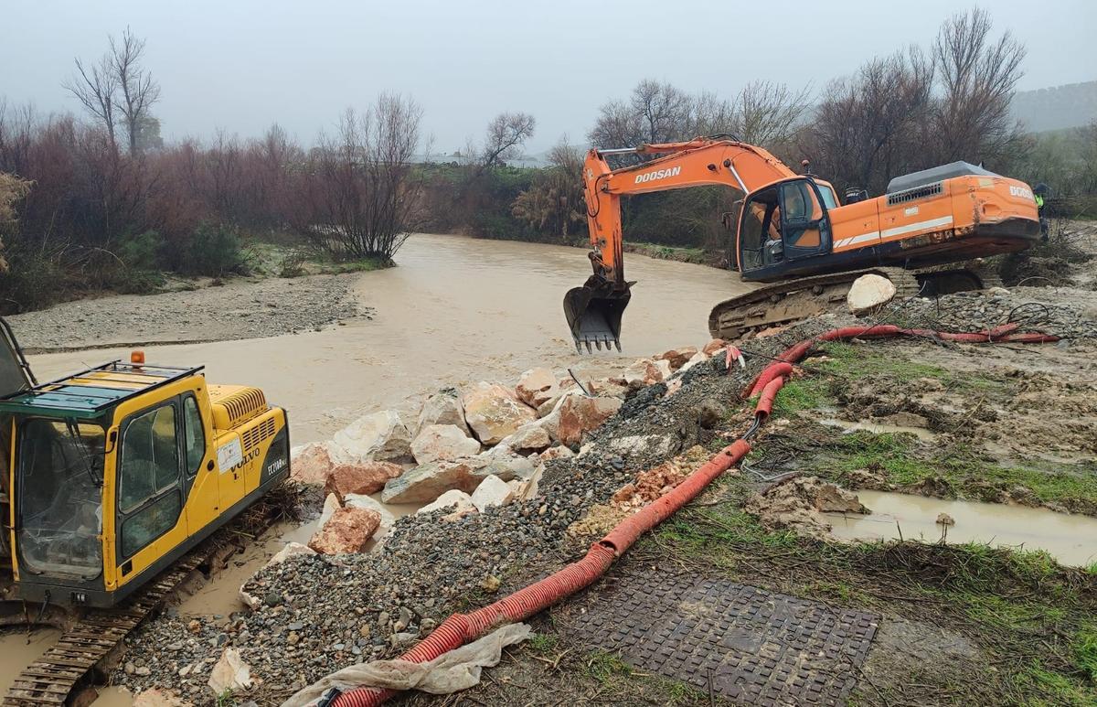 Construcción de la escolleraen en un meandro del río Salado en Priego.
