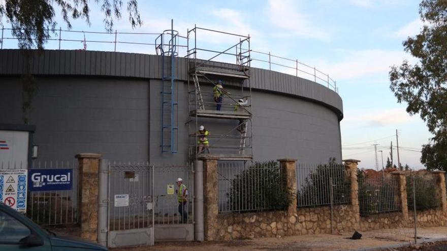 Los bomberos rescatan a un operario tras caer a un depósito de agua