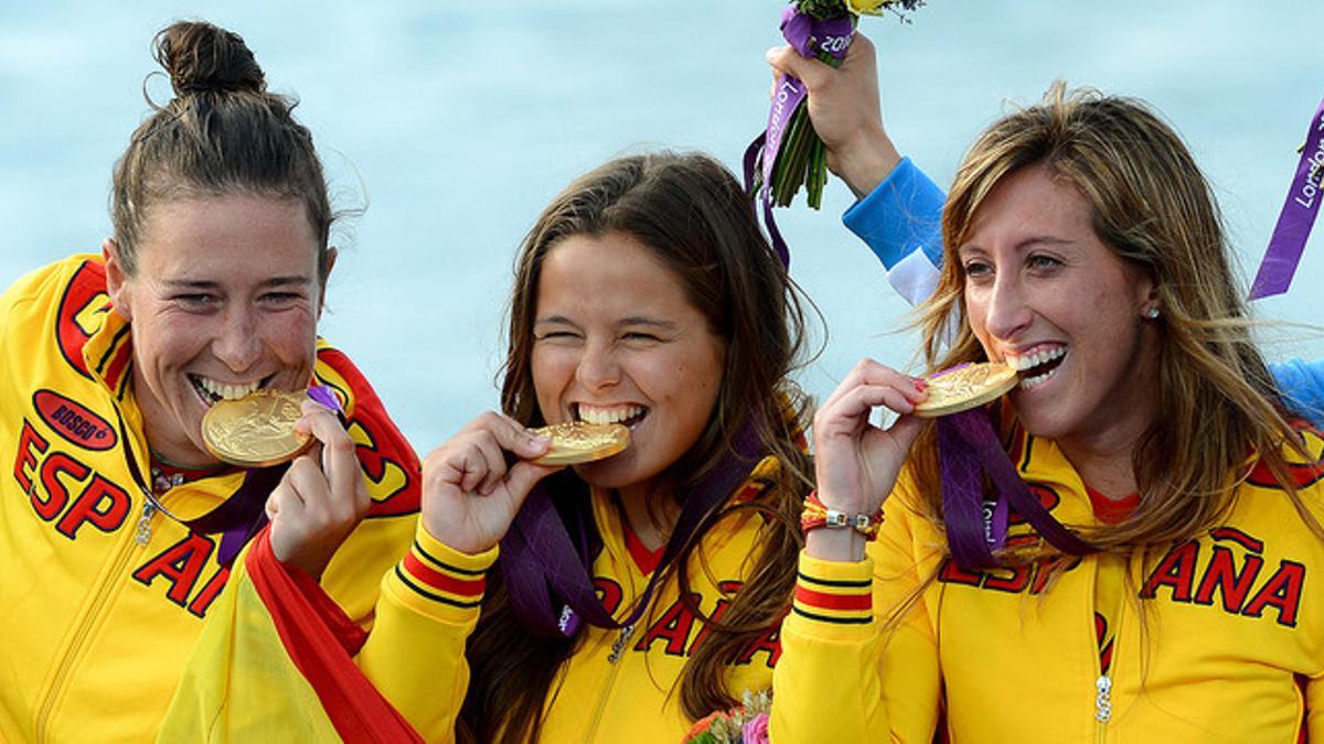Ángela Pumariega, Sofía Toro y Tamara Echegoyen, tras ganar el oro en la categoría Elliott 6 m. de vela en Londres 2012