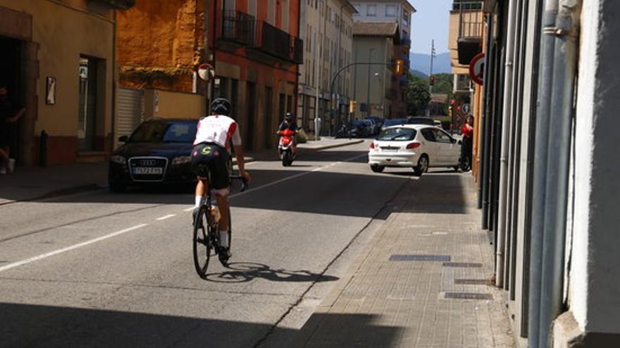Un ciclista circulant per una carretera d&#039;Olot