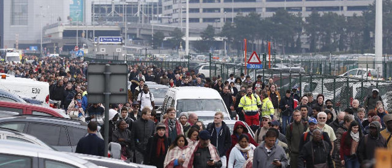 Pasajeros y trabajadores evacuan el edificio de la terminal tras registrarse explosiones en el aeropuerto internacional de Zaventem, cerca de Bruselas (Bélgica).