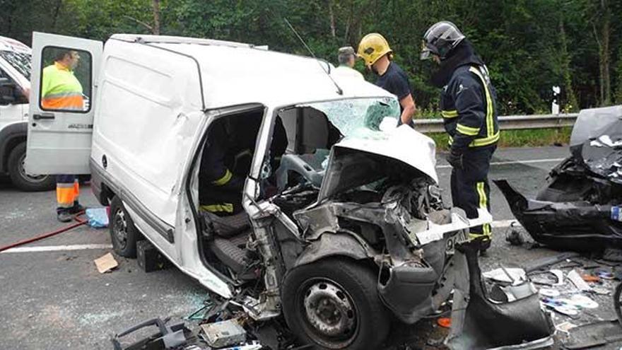 Estado en que quedó la furgoneta tras el accidente. | Bomberos de Asturias