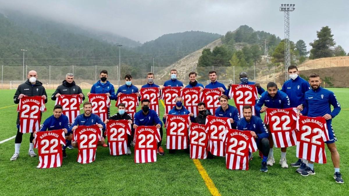 La plantilla del Alcoyano posando con las camisetas de Raúl García