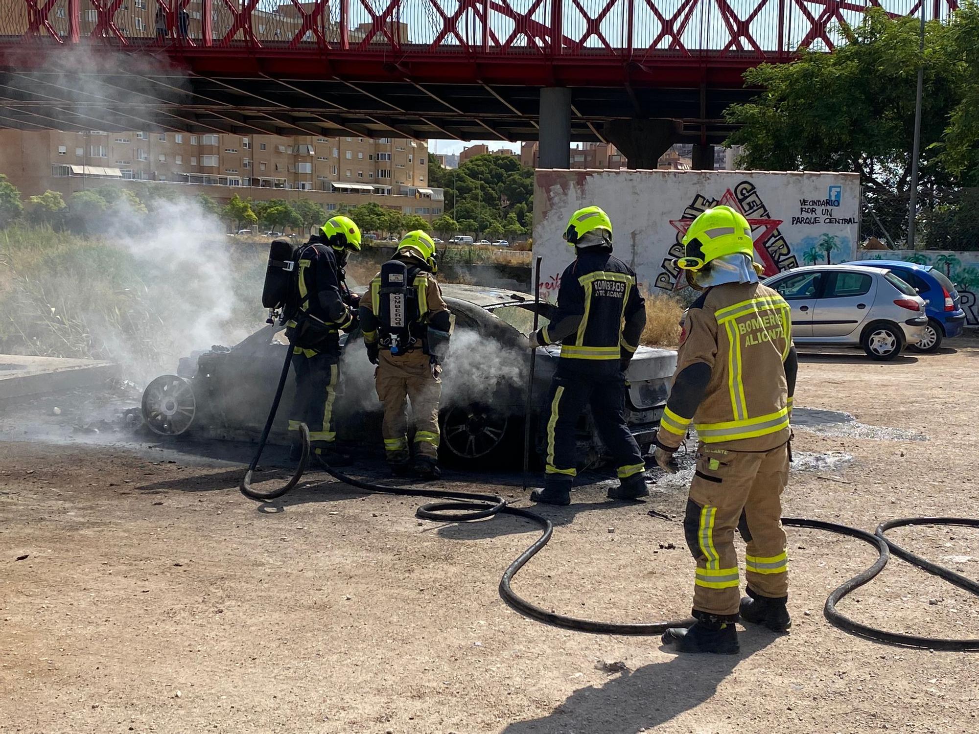 El fuego calcina un coche estacionado y daña a otro junto al puente rojo en Alicante