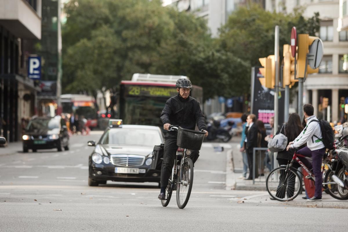 Un ciclista en Via Augusta, en una imagen de archivo