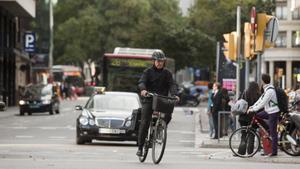 Un ciclista en Via Augusta, en una imagen de archivo