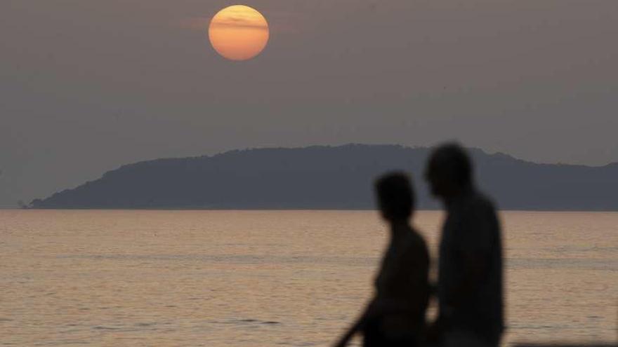 Atardecer con calima, ayer en la playa viguesa de Samil. // R. G.