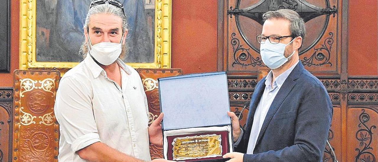 Spadaro recibe de Hila (d) el galardón del Ajuntament de Palma.