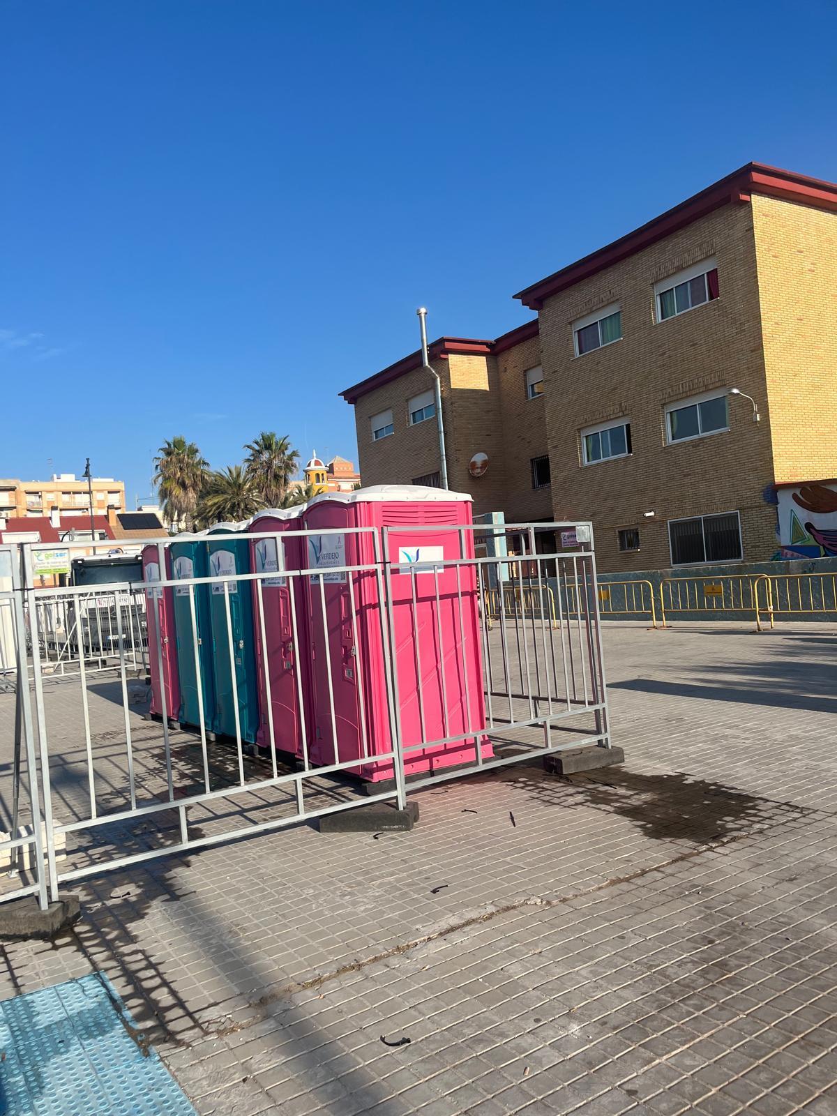 Restos de orines el lunes por la mañana en los urinarios en los alrededores del CEIP Blasco Ibáñez