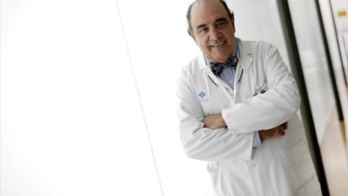 El doctor Román Santamaría,jefe de la Unidad Mamaria delHospital Clínico de Madrid.