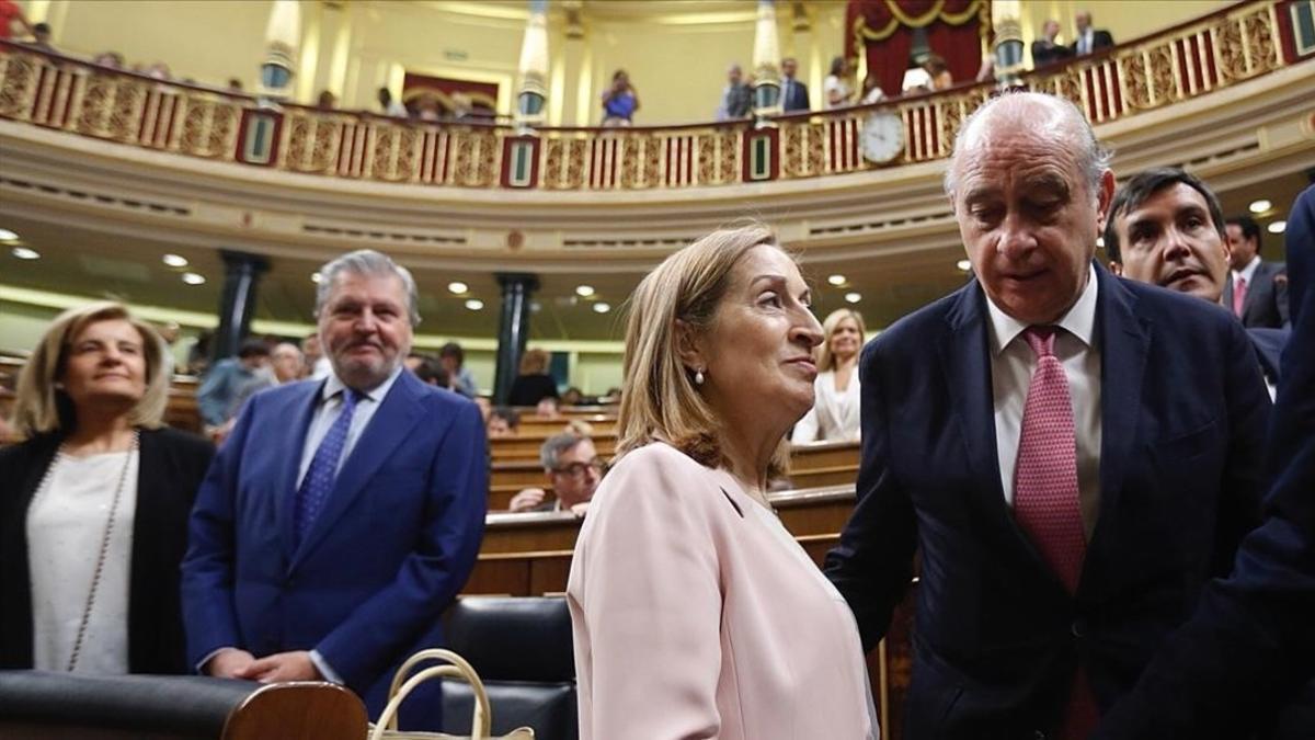 Ana Pastor, junto a Jorge Fernández Díaz, este martes en el Congreso.