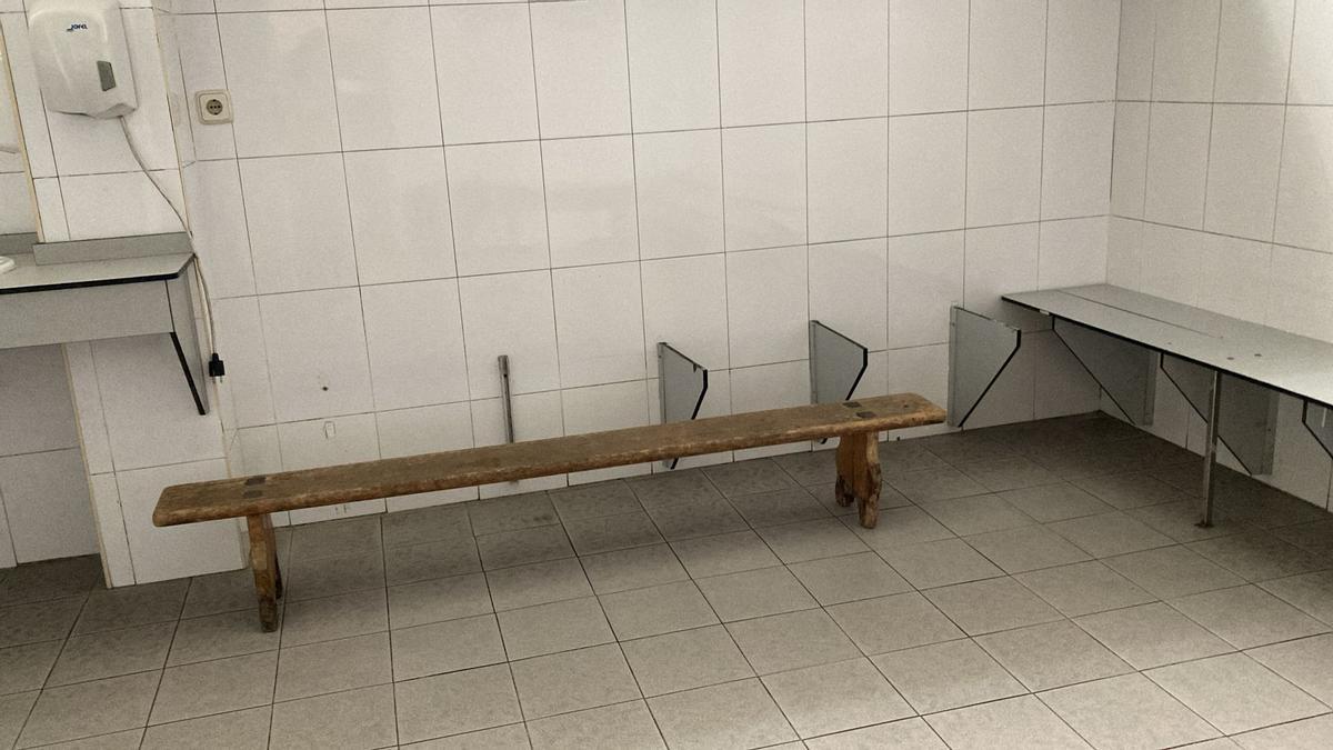 Un banco roto con otro delante, en las instalaciones del Sporting Club Cambre.