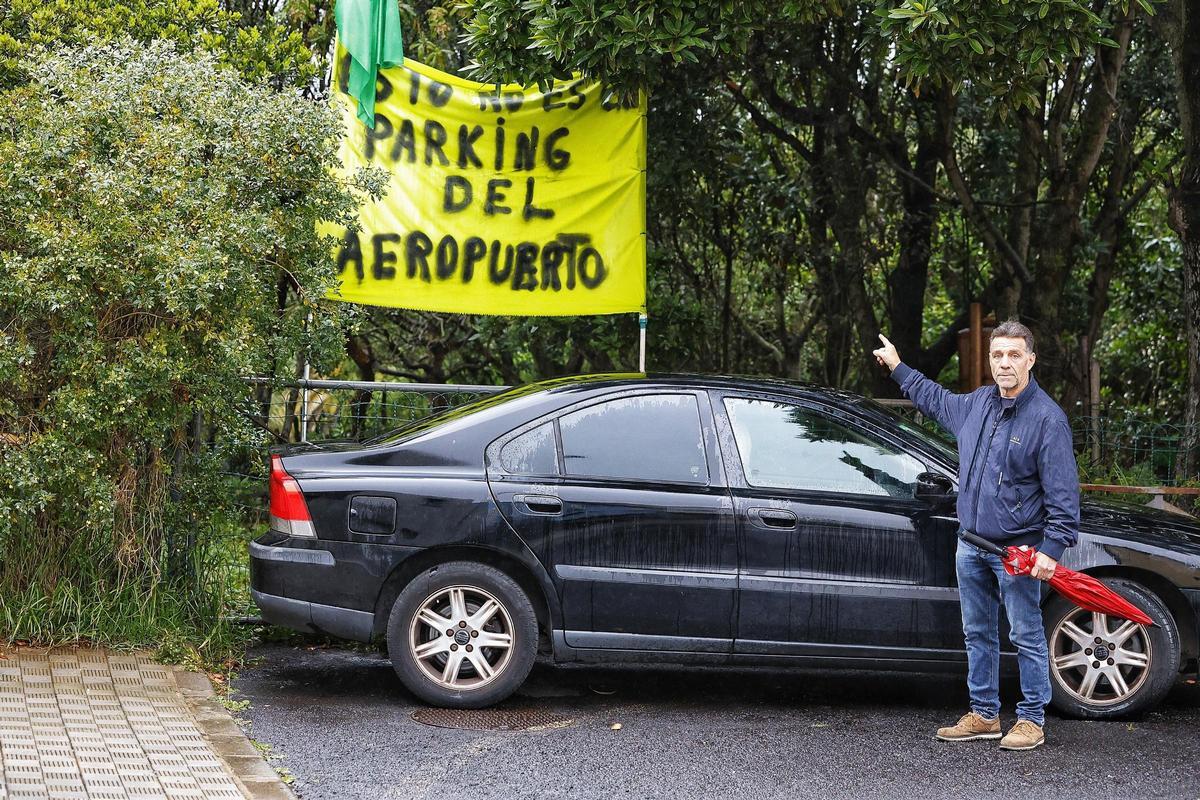 El presidente de la Asociación de Vecinos de San Lázaro y un cartel.