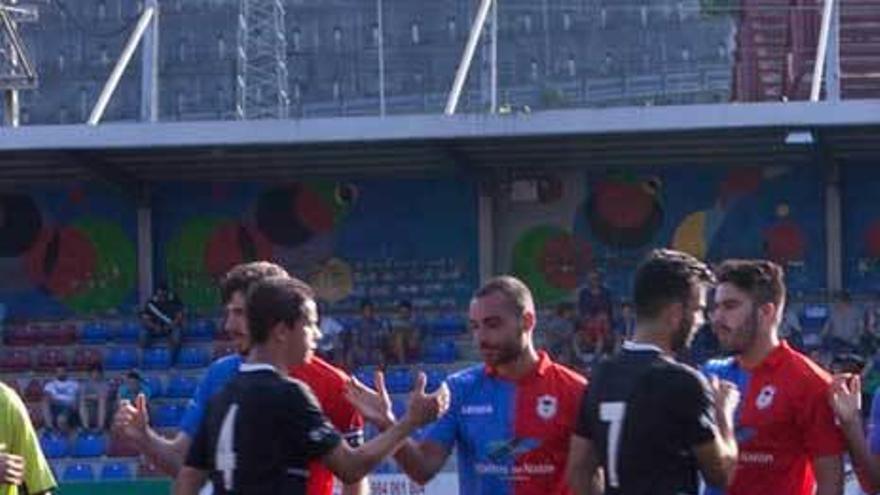 Nacho Varela, en el centro, saluda a uno de los jugadores del San Sebastián de los Reyes.