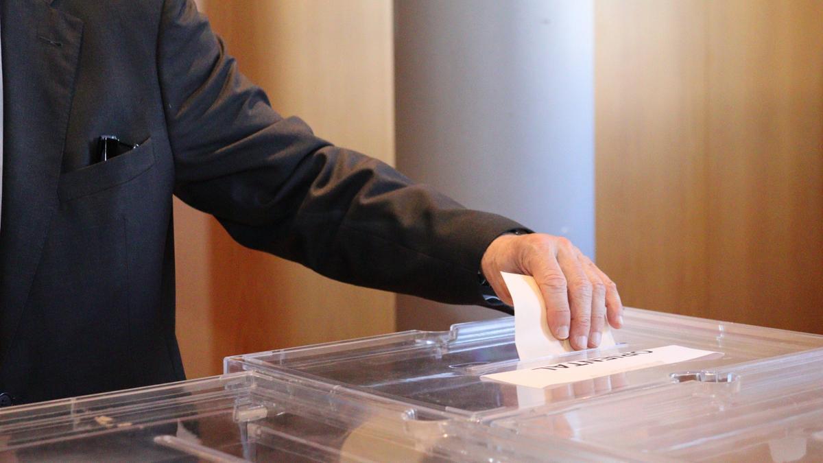 En imágenes: Así es el recuento del voto exterior en la Junta Electoral