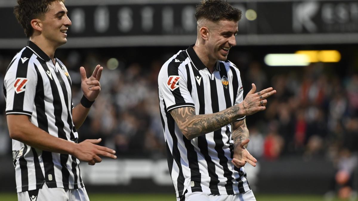 Calatrava y Raúl Sánchez celebran un gol del CD Castellón.