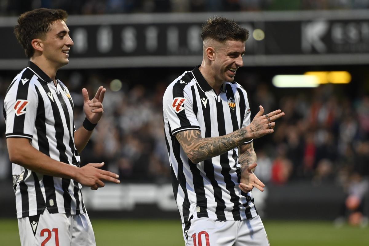 Calatrava y Raúl Sánchez celebran un gol del CD Castellón.