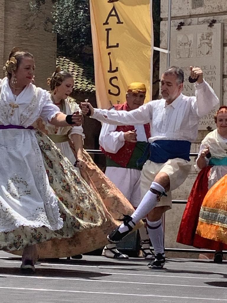 La falla Reina-Paz adelanta la Fira en los "balls al Carrer" de la JCF