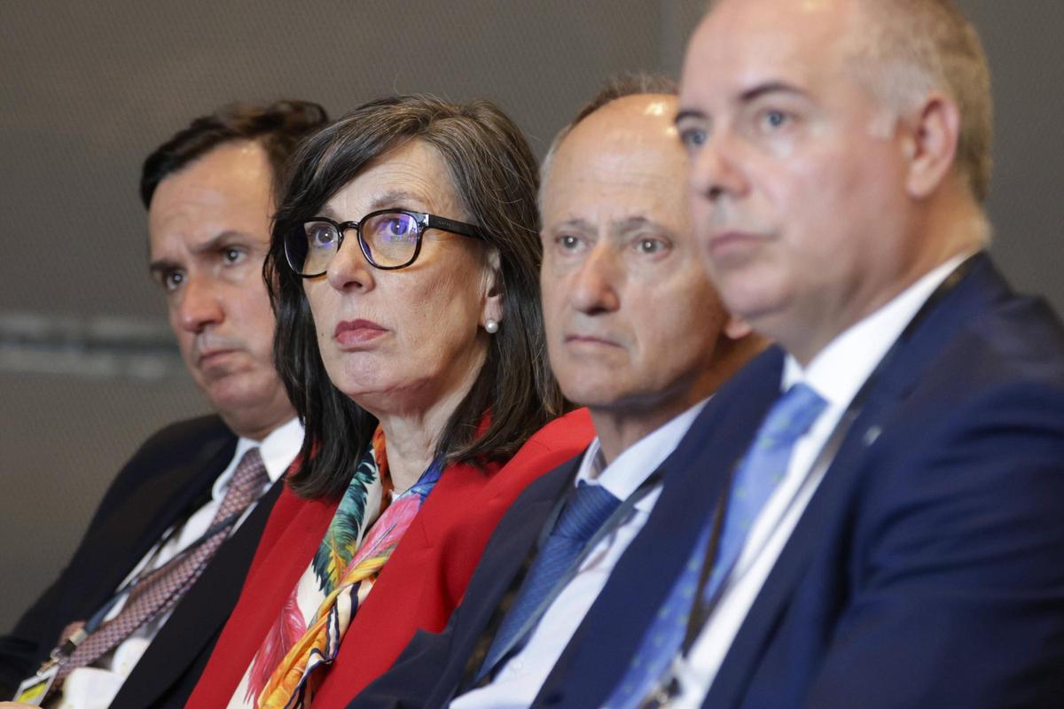 Por la izquierda, Borja Rivero, director en Asturias de Sabseg; Nieves Roqueñí, Javier Sáenz de Jubera y Marcos Lamas, director territorial de Abanca.