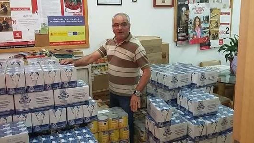 El director de Cáritas, entre los alimentos recibidos.