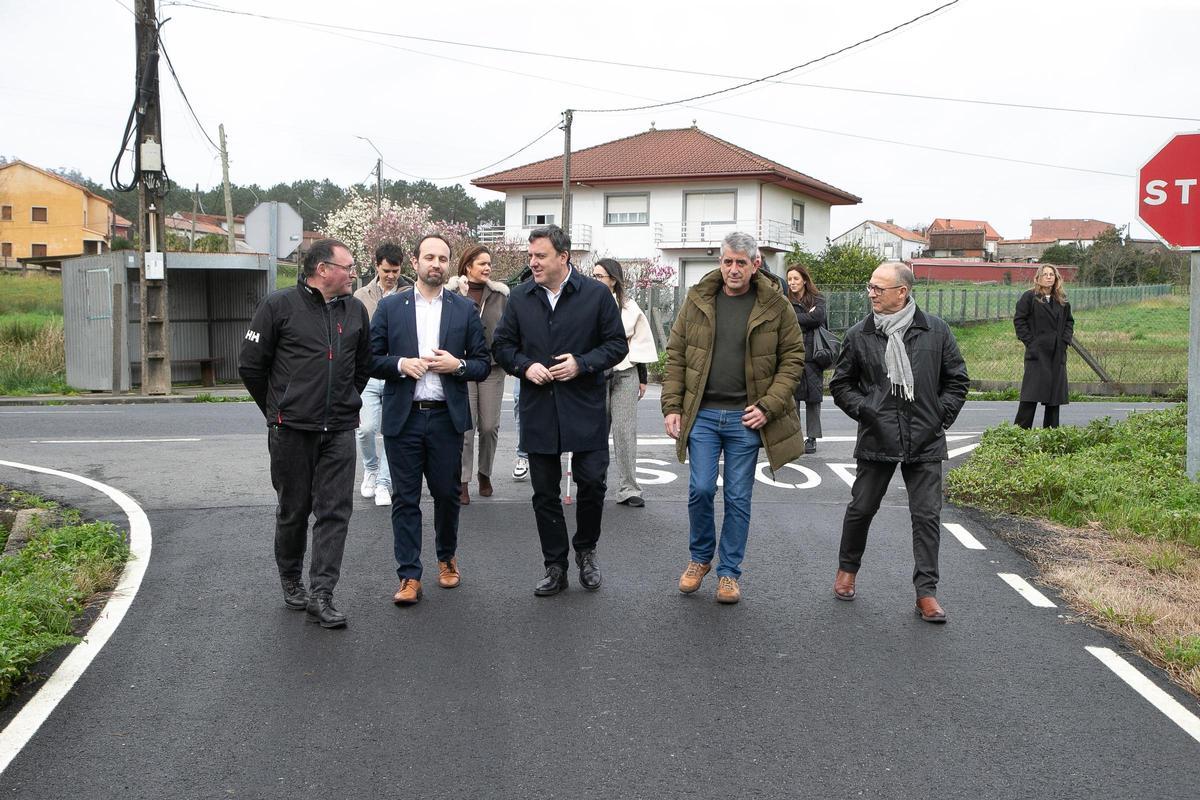 Esteban Ares e Valentín González, segundo e terceiro pola esquerda, este xoves en Lousame.
