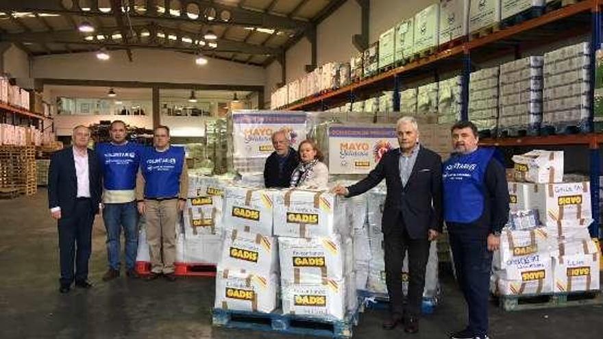 Entrega de alimentos recogidos en el &#039;Mayo Solidario&#039; de Gadis.