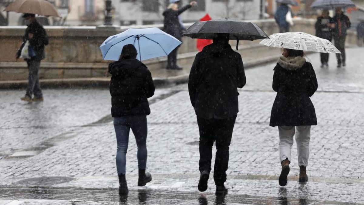 Vianants per Girona, en un dia de pluja, imatge d&#039;arxiu.