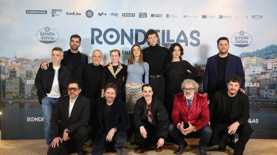La música de 'Rondallas' toma la la alfombra roja de la película de Sánchez Arévalo en Vigo: «Hacía mucho tiempo que no sentía esta sensación de familia»