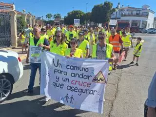 Vecinos de la Cañada de la Plata de Puente Genil se concentran para reivindicar medidas ante la peligrosidad del cruce desde la A-318