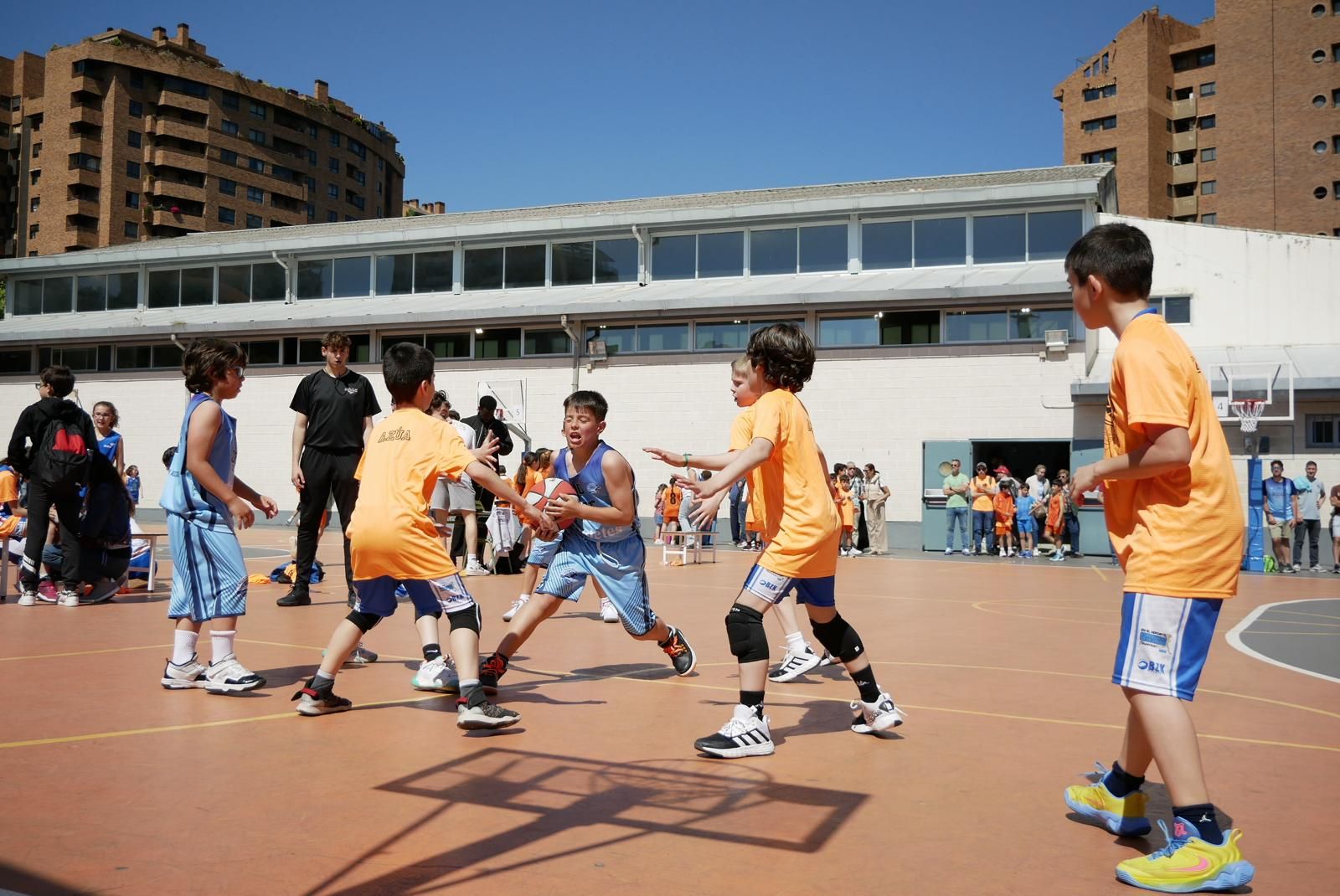 En imágenes | El colegio Doctor Azúa celebra su multitudinario torneo nacional de balonesto