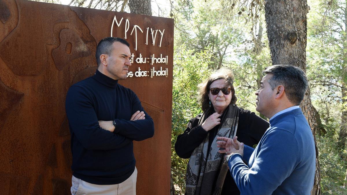 Vicent Mompó ha visitado el Puntal dels Llops, junto al alcalde de Olocau, Antonio Ropero, y la directora del Museu de Prehistòria de València, María Jesús de Pedro.