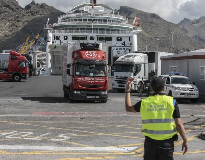 22/04/2017 SUCESOS accidentes navales  el buque de la naviera Armas Volcán de Tamasite  choco que el dique del puerto de las palmas de gran canaria por un fallo eléctrico en la dirección de la nave . pasajeros  a su llegada al muelle de santa cruz de tenerife  poniendo reclamaciones  en las oficinas de la compañia por los traumatismos en sus cuerpos tras el accidente.José Luis González