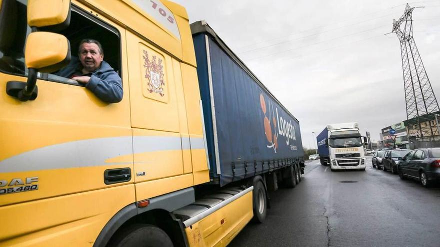 El camionero Ángel Prado, ayer, en el polígono del Espíritu Santo.