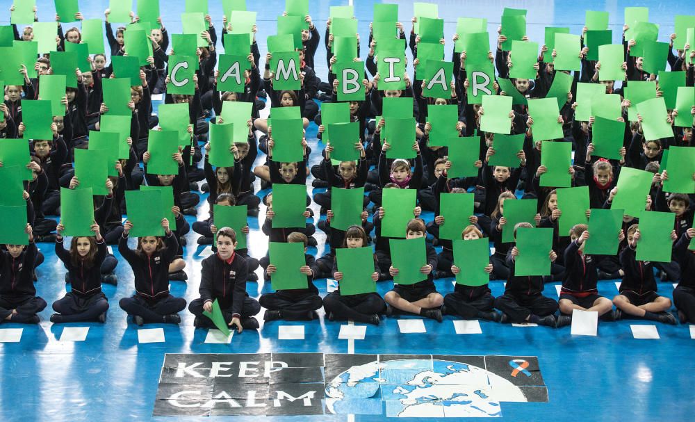 Multitudinario mosaico por la paz en el colegio Agustinos de Alicante