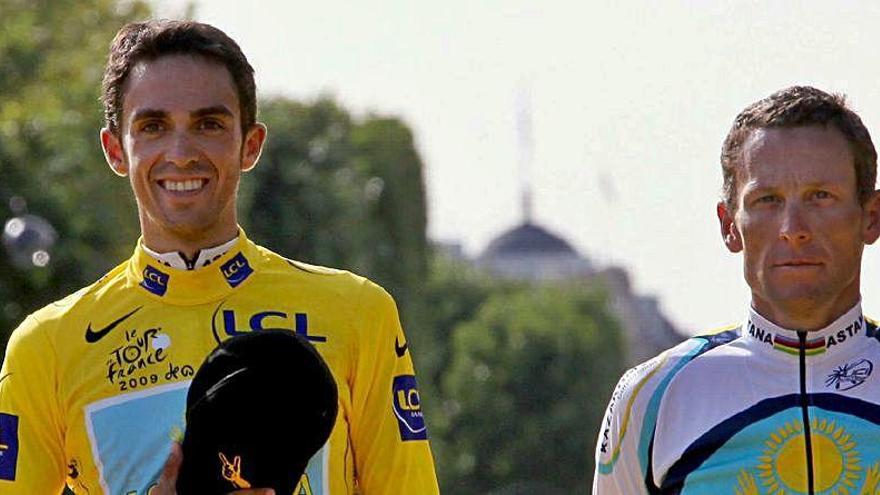 Alberto Contador y Lance Armstrong, en el podio de París.