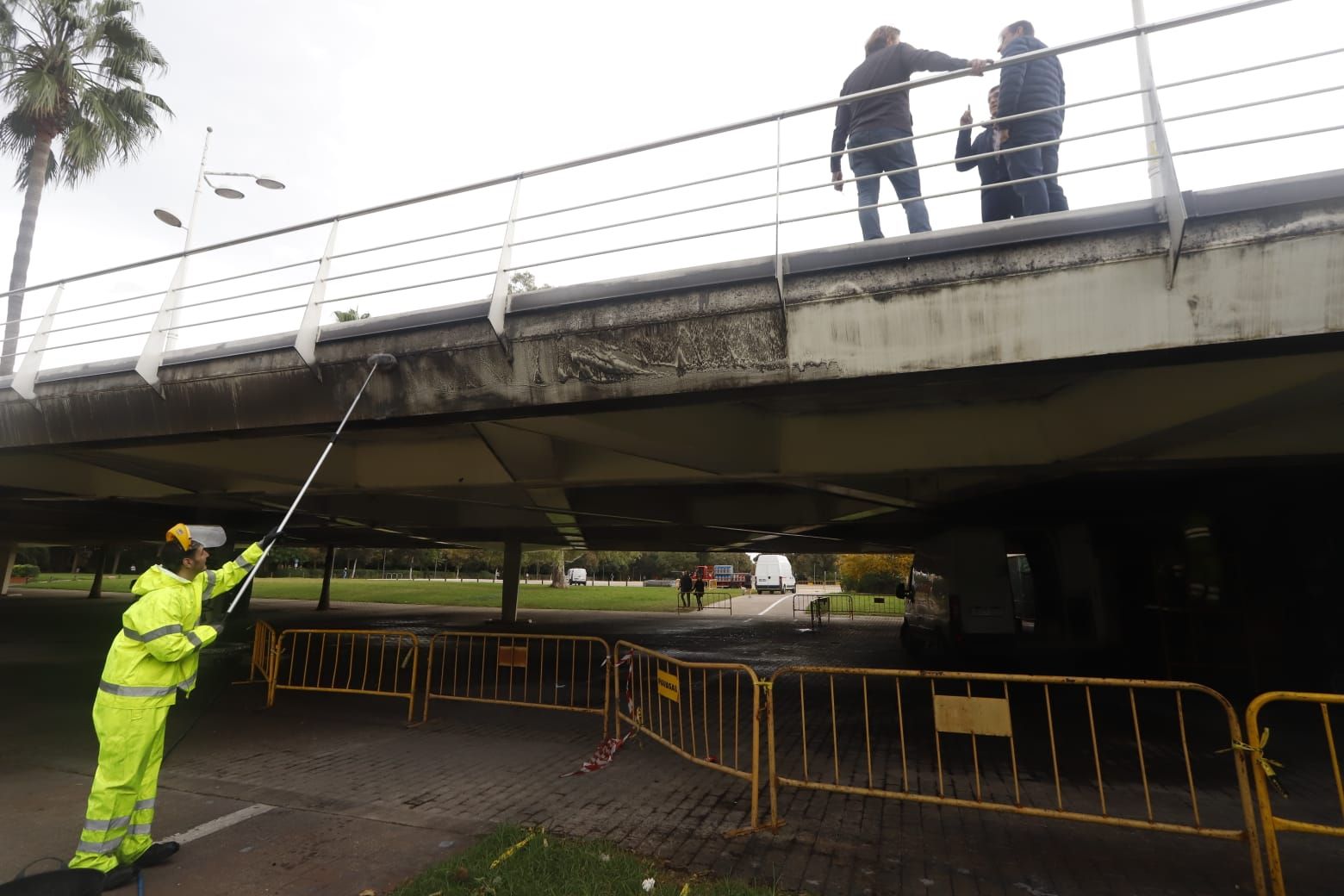 Tareas de reparación del puente de las flores tras el incendio - Levante-EMV Tareas de reparación del puente de las flores tras el incendio - Levante-EMV