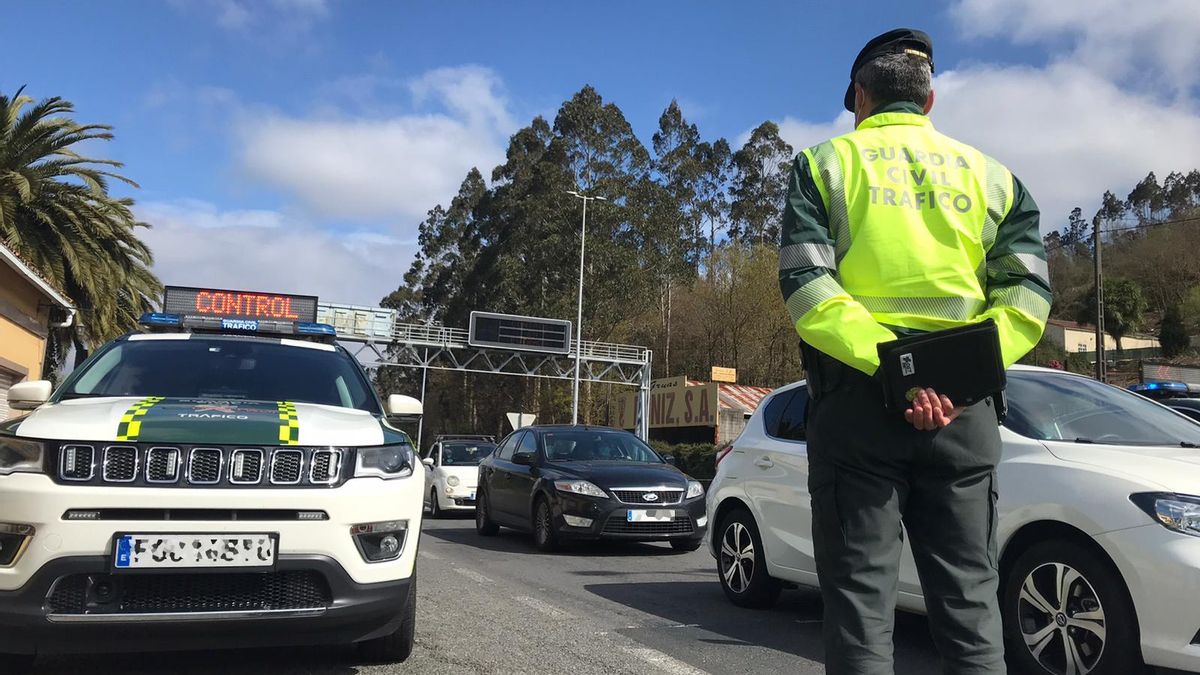 Un Guardia Civil de Tráfico durante un control en Galicia.