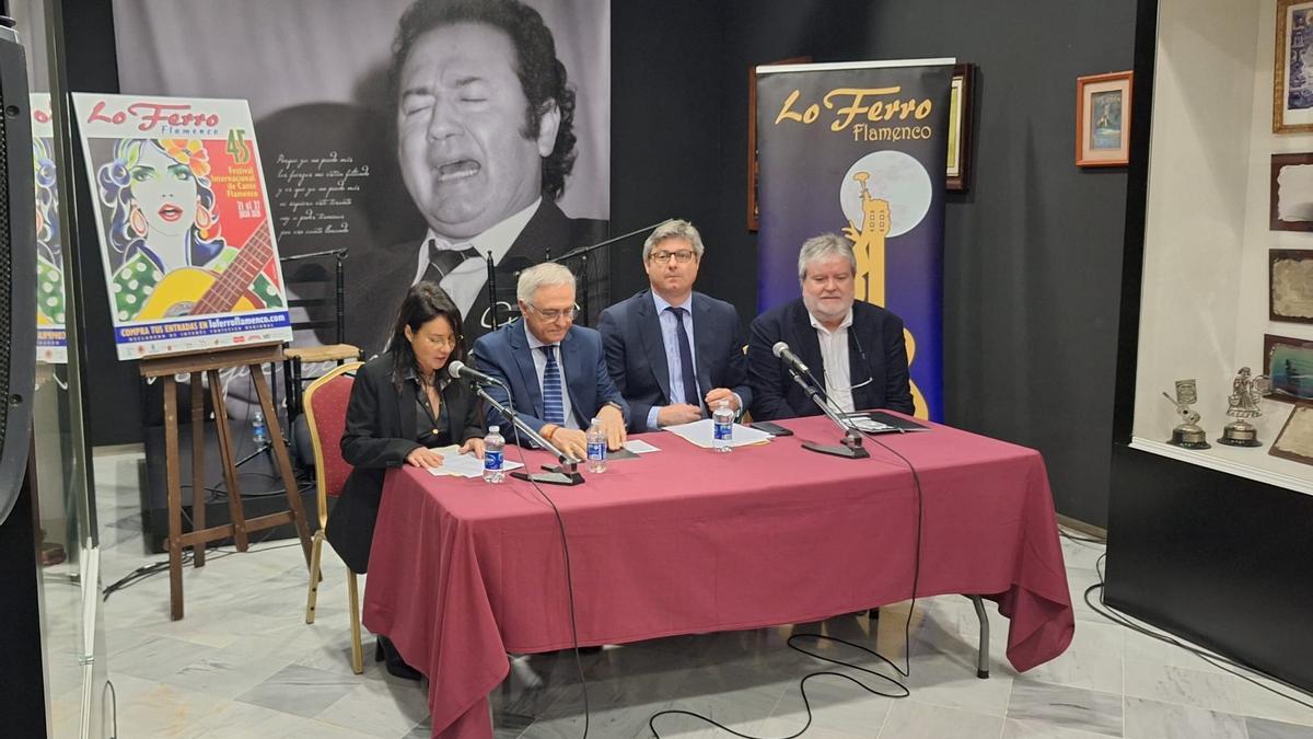 Autoridades en la presentación del cartel.