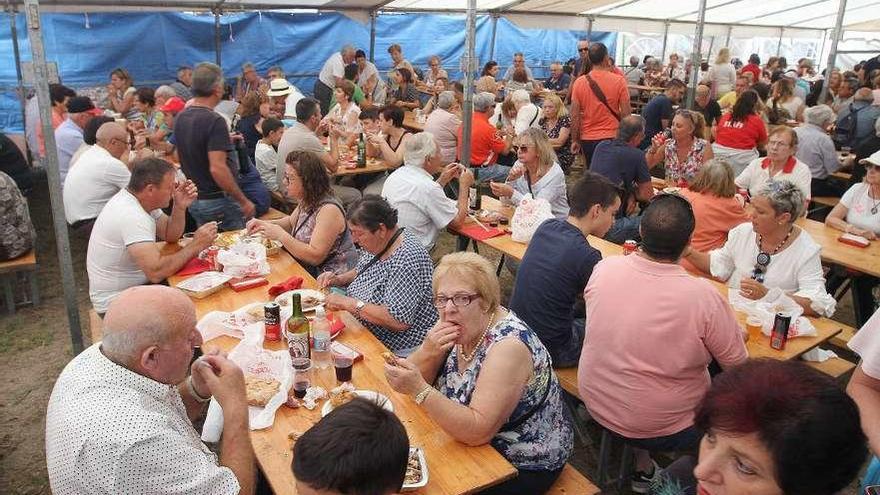 Arriba, un aspecto de la carpa. Abajo, preparación del cefalópodo durante la fiesta gastronómica. // Iñaki Osorio